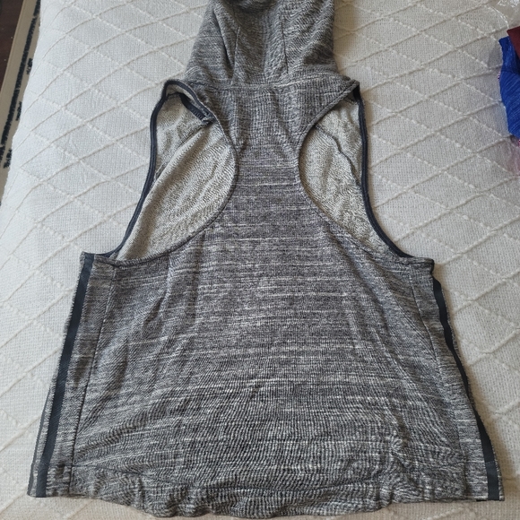 Adidas sweat sleeve less top with hoodie - Picture 5 of 5